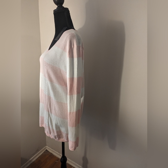 NWT Tommy Hilfiger v-neck sweater - Picture 2 of 6